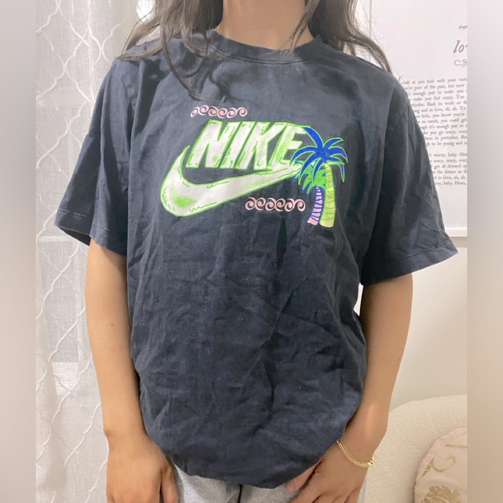 black nike graphic t-shirt